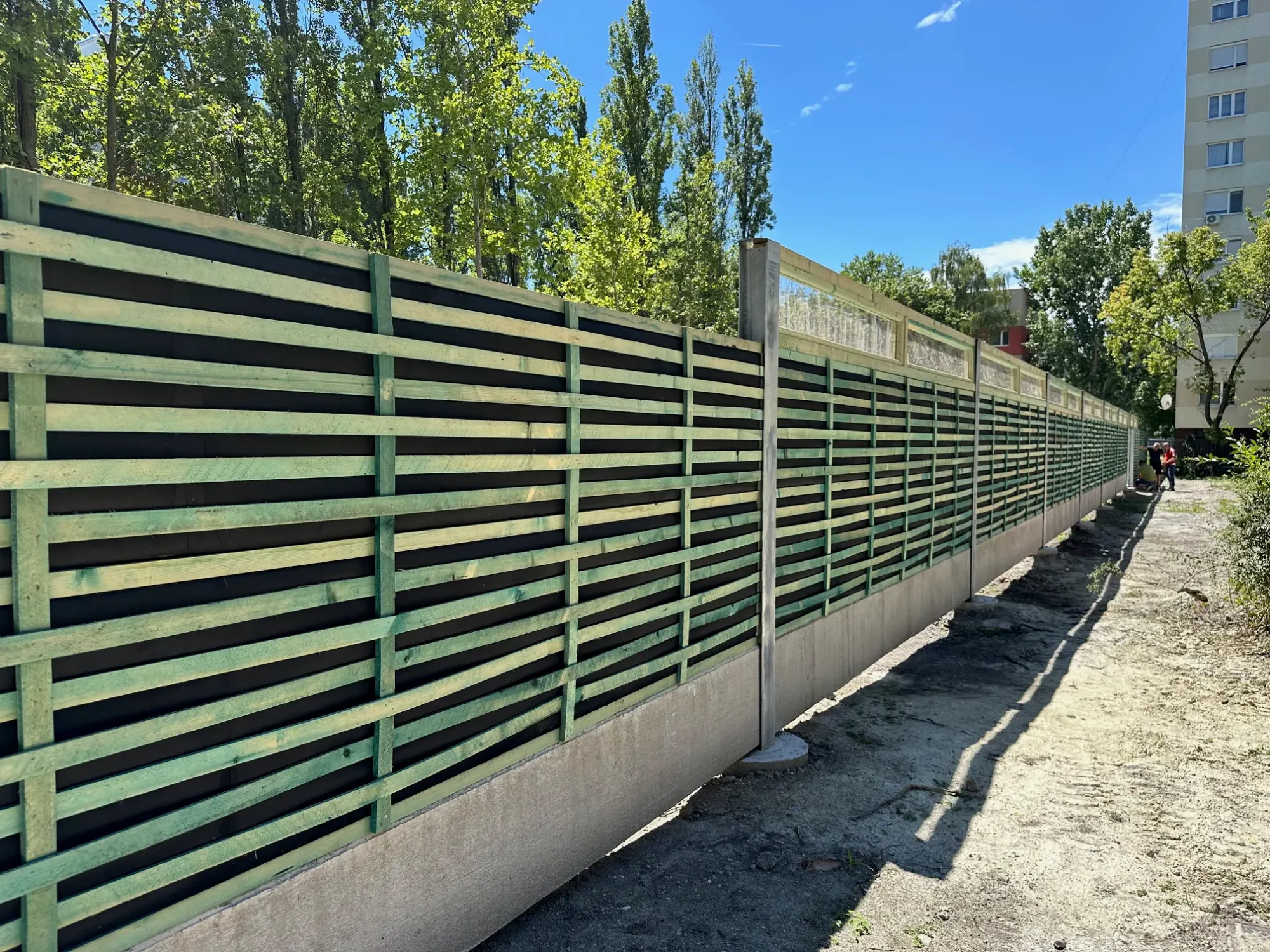 Győr Szigethy Attila úti parkoló – Fa-Akusztik IV, Plexiglas átlátszó műanyag, helyszíni fotó 1