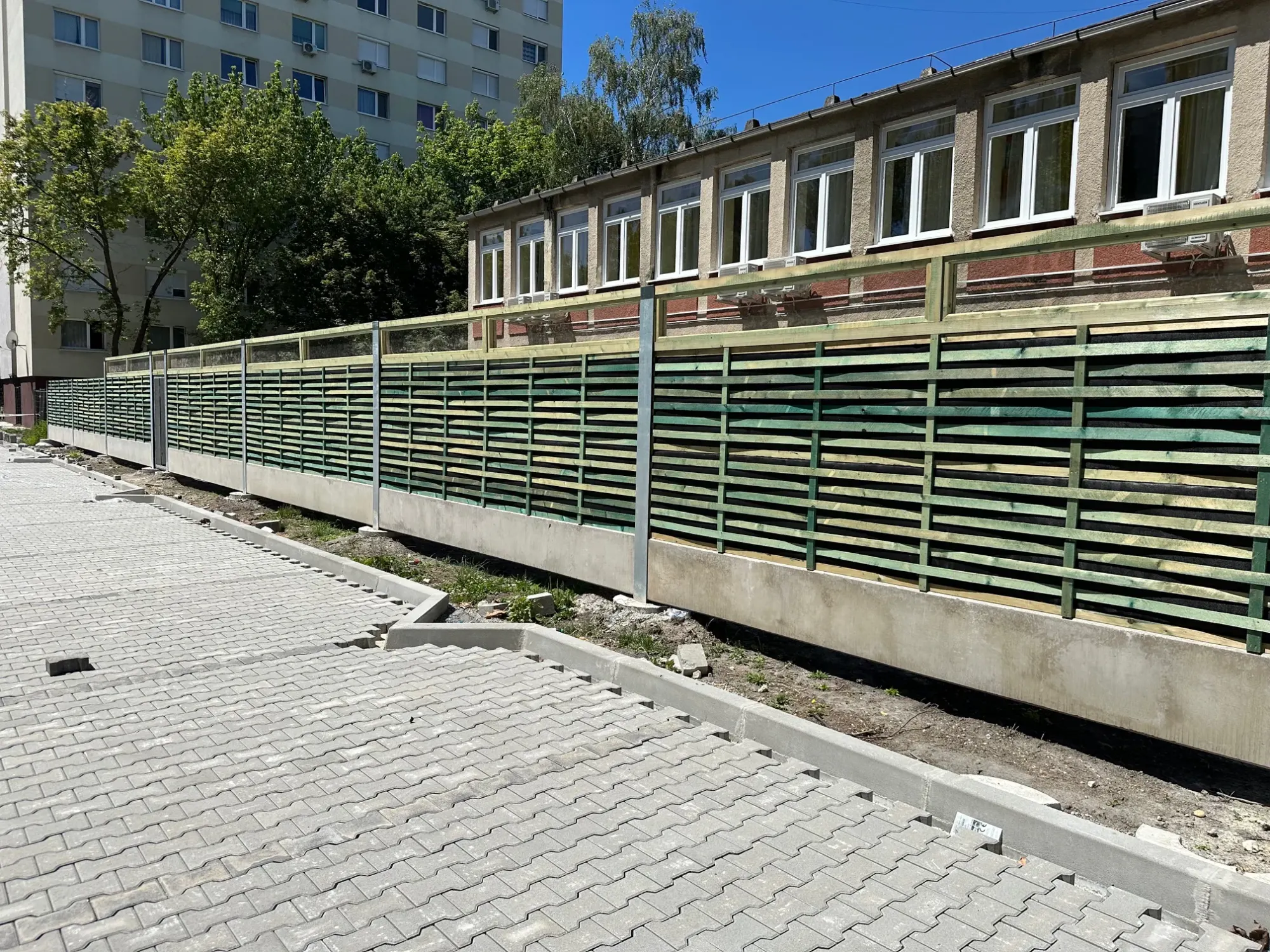Győr Szigethy Attila úti parkoló – Fa-Akusztik IV, Plexiglas átlátszó műanyag, helyszíni fotó 2