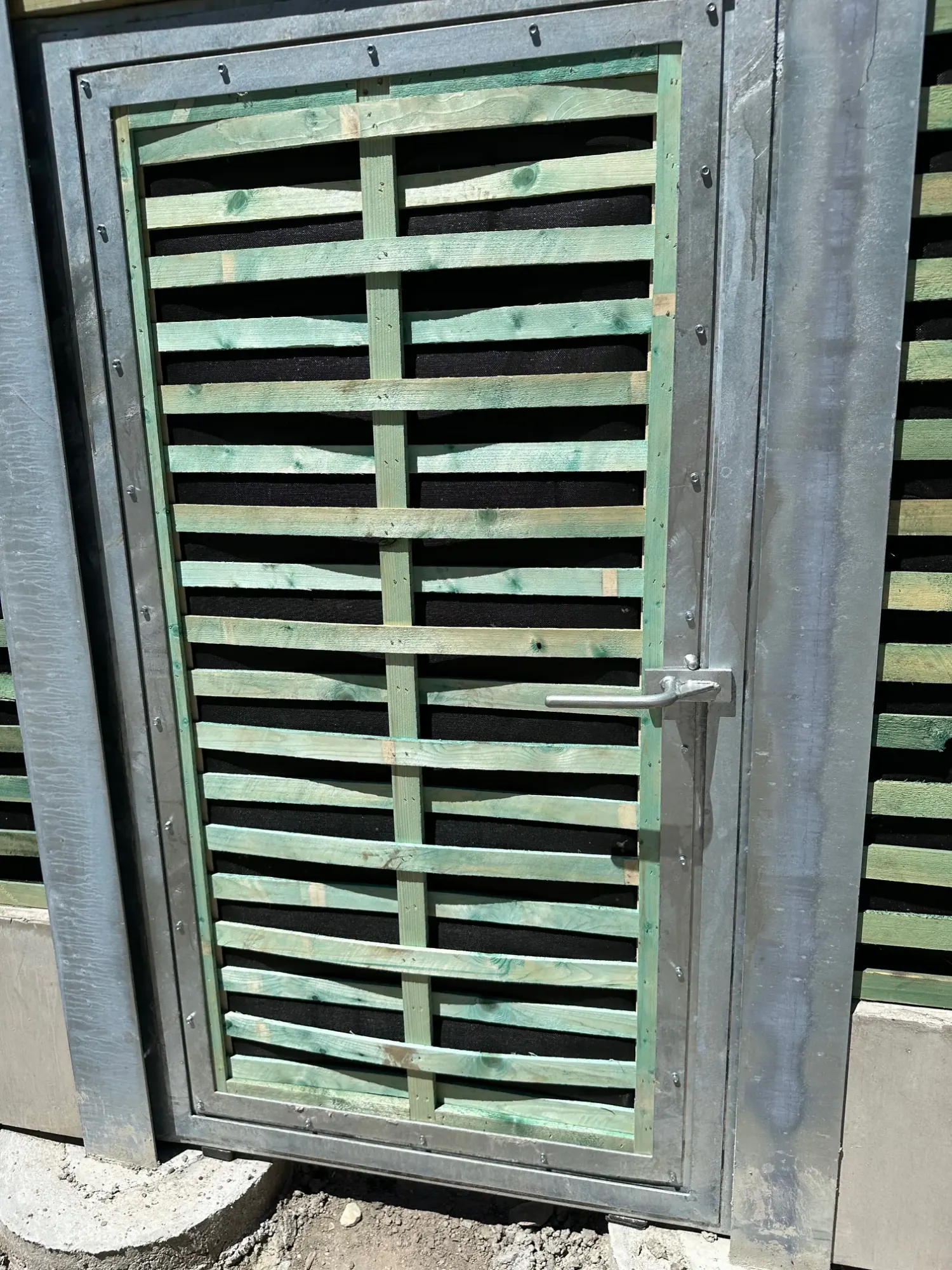 Győr Szigethy Attila úti parkoló – Fa-Akusztik IV, Plexiglas átlátszó műanyag, helyszíni fotó 3