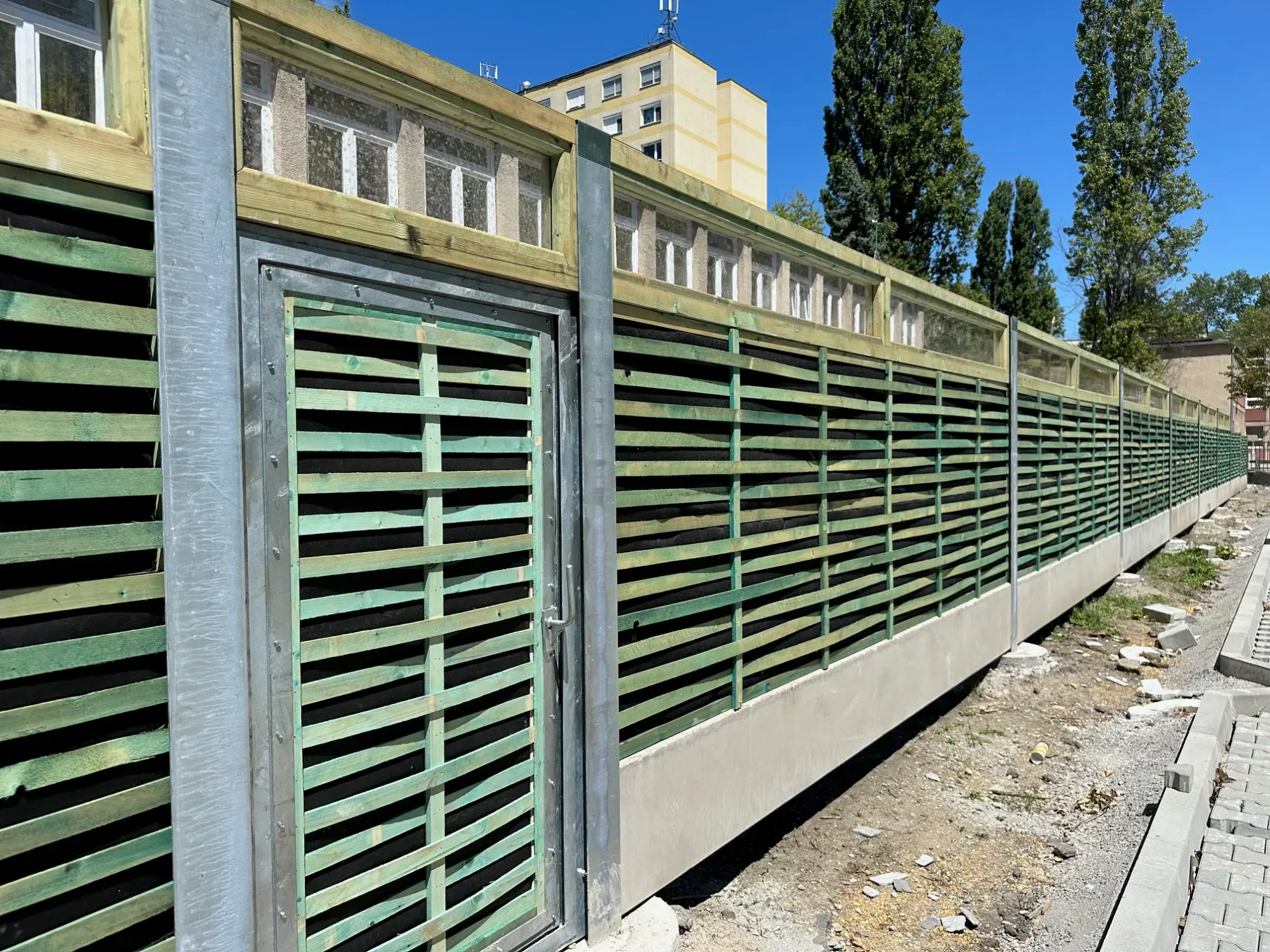 Győr Szigethy Attila úti parkoló – Fa-Akusztik IV, Plexiglas átlátszó műanyag, helyszíni fotó 4